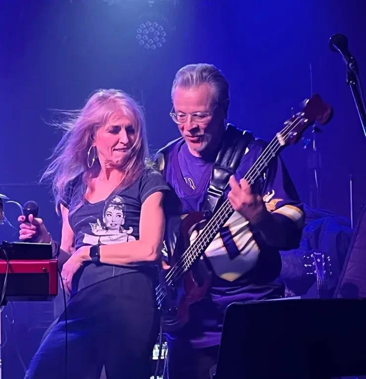 Baibi and Rick close up on stage – blue lighting
