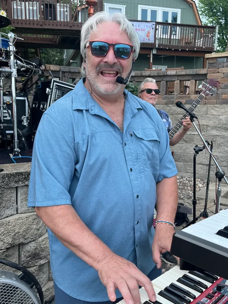 Loren on keyboards at an outdoor private party – Isle Island Bash